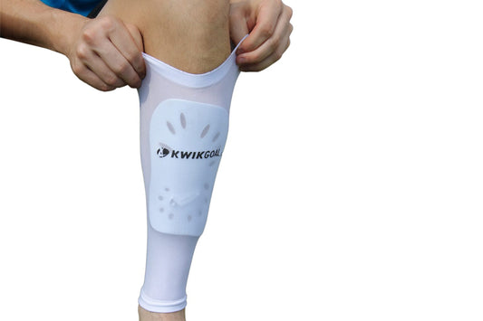 Protège-tibias de compression Kwik Goal blancs pour jeunes